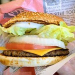 A&W - バーガーは、玉葱・トマト・パティがみんな同じ厚さ、パティの存在感は感じづらいです。 パティダブルとか有ったらいいのに、とちょっと思いました。