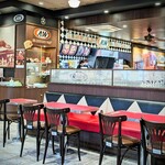 A&W - 広々したアメリカンな店内。