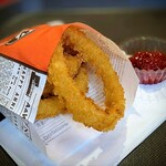 A&W - 大好きなオニオンリング。とにかく熱々で玉葱が揚がっていれはOKな私はケチャップも貰って満足です。