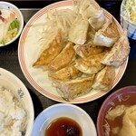 Kohaku - ぎょうざ定食・中（デフォ8、イカ3のミックス）（¥1,084税込）中ライスが多い^^;コーンサラダのドレッシングがなにげに美味かった♪