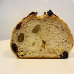 Bebe - ピスタチオとアプリコットの断面