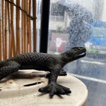 LOUIS PRIMA - 雨の様子を伺うコモドドラゴン？ （置物です）