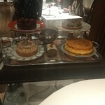 シェ・イノ - ケーキをワゴンから