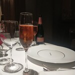 シェ・イノ - 最初のシャンパン、ロゼ