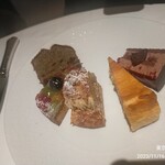 シェ・イノ - ケーキをワゴンから