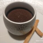 シェ・イノ - 黒トリュフのピューレをかけた温度玉子