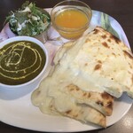 インド料理レストラン カラス - チーズナンランチさんでーす。Σ（ﾟдﾟlll）