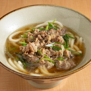 与京都鲣鱼干合作◆品尝通透的汤汁和细面的京都乌冬面