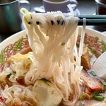 タイ国料理 ゲウチャイ - イカ、豆腐、揚げワンタン入りレッドスープビーフン 