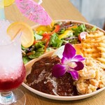 キャンピーク - ランチ、ディナーではハワイアン料理ロコモコ、ガーリックシュリンプなど提供。