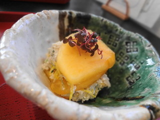 Kamakuramae Uogen - 柿の白和え　菊花やこんにゃくとあえてあります