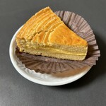 なかたに亭 - 85g。中にラム酒風味のカスタードクリーム。