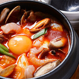 品尝正宗韩国风味食材丰富的纯豆腐和丰富多彩的一品料理引以为豪