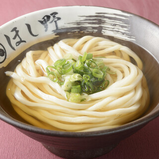 お店で粉から製麺する“讃岐うどん”が、黄金色の出汁とマッチ