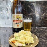 中華料理 末広 - ポテトサラダと瓶ビール。ビールは大瓶のみで、アサヒスーパードライ・サッポロ黒ラベル・キリンラガー・クラシックラガー・一番搾りの5種類が完備