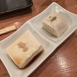 えにし - お通しの冷や奴と胡麻豆腐