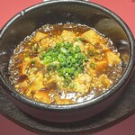 Chuuka Senya - 《石焼き四川麻婆豆腐》￥1500　2種類の豆板醤、甜麺醤、豆豉〈トーチ〉、5種類の香味油を使った旨味と風味の麻婆豆腐熱々石鍋で提供しますので触れないでください※お子様にも注意！
                      ※これらはコース料理には含まれません