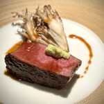 蒼 - ■但馬玄長期飼育42ヶ月雌牛の炭火焼き
      出た！
      この終盤にナイフ&フォークを加速させる罪なヤツ(^^)
      柔らかさや瑞々しさ、そして香りにメロメロです。