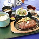 Jei Kurasshikku Gorufu Kurabu - 国産牛もも肉の鉄板焼き、小鉢、サラダ、ご飯、味噌汁、漬物、ステーキソース