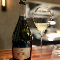 蒼 - ■アンリオ・キュヴェ・エメラ 2006
                  いつもの、柔和でシルキーなオープニング。
