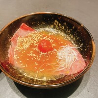 煌 焼肉 - トマトの酸味もうまく馴染んで美味い！