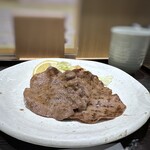 たんやHAKATA - ◆牛タンは薄くスライスされた品が4枚。これ技だワ。笑 牛タンの味わいは普通ですが、タレがいいお味。コールスローが添えられているので、箸休めになります。