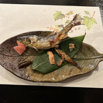 郷土料理ともん - 小皿（アユ塩焼きの受皿）の方には　オイカワの甘露煮　キャラブキ　がつきます　　byまみこまみこ