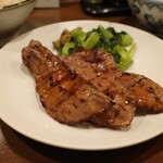 味太助 本店 - 牛タンのアップ