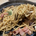 尼崎焼そばセンター - 3種のきのこの醤油バター焼そばリフト