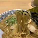 丸源ラーメン - 白とんこつ麺リフト  みんなどーしてとんこつ嫌がるんだろ？美味しい♥️