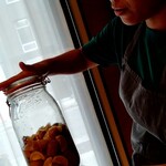 Libertemps - 発酵させたカボス⭐️爽やかな酸味と自然な甘さ♪可憐な奥さま✨仕込んだカボスを見せて下さいました❤️（╹◡╹）♡