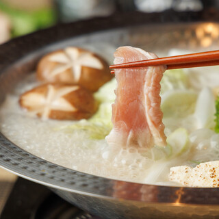 『水炊锅』採用鬥雞大腿肉製成，味道緊緻濃鬱。