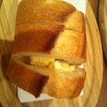 グリル アラベル 名古屋分店 - バターを挟んで出してくれるパン