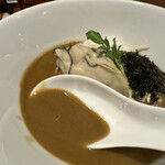 酒肴場 屯 - ほろ苦ビターな濃厚煮干しにブワッと広がる牡蠣の旨み