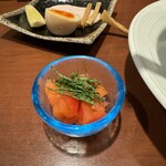 酒肴場 屯 - 味変用のトマトと大葉