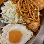 フクノヤ - チキンカツは控えめな感じ…カニコロッケは丸みがあってクリーミィー、コンパクトな目玉焼きが効いてる
            キャベツサラダ&マカロニの上にはナポリタンがのる
            