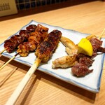 Yakitori No Hinata - 左からこころ、もも、つくね手羽先、砂ずり