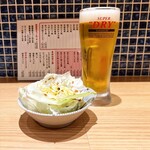 Yakitori No Hinata - 乾杯ビールとつきだしのキャベツ