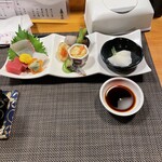 居酒屋 ろくだん - ほろ酔いセット　ワンドリンクが付きます　刺身、ポテサラ、チクワ明太揚げ、ニシン麹漬け、里芋と椎茸の煮物、枝豆、柚木大根の薄切り　