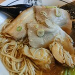 麺屋 たけ井 貝塚店 - 豚チャーシュー一枚、鶏チャーシューニ枚に炙り鶏ゴロゴロ