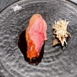 Florilege - もちろんお肉もしっとり美味しかった一方で付け合せの舞茸ガレットに正直心奪われたお皿です。舞茸の旨み、さわやかな仕上がりの松茸と根セロリサラダも素晴らしかったです。