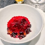 Florilege - 色合い鮮やかで美しいビーツのお皿。食べ心地がタルタルのように仕上げられたビーツにクレームダンジュの優しい甘さとミルキーさ、イクラのプチプチ。揚げドライビーツスライスがバリッとシナっと、変化なども