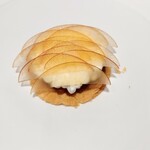 Florilege - タルトタタンフロリレージュ風。下のタルト生地がしっかり目なのも良きなのです☆ 以前から味わいを変え形を変え作られているようですが、私は初めて。見目美しいし軽快感ある印象味わいも好み♡美味しかった～