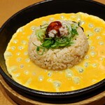 Jukusei Shouyu Ra-Men Kyabeton - 炒飯·餃子セットの炒飯  (なんと店員さんが目の前で熱々の鉄板に溶き卵を投入～！ これはその直後の状態)
