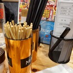 大衆焼き鳥酒場 やきとりさんきゅう - 箸立てと串入れ