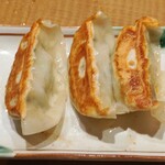 Jukusei Shouyu Ra-Men Kyabeton - 炒飯·餃子セットの餃子3個 (餡がジューシーで旨し！)
