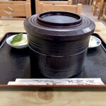 Kiyuugetsuan - 「○○弁」と言うセットメニューは、そばと飯物の二段重ねで提供されます。