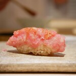 Sushi Toku - ◇おはぎ
                        口で同化するトロっとした身と膨らむ沢庵の香り。噛まずともじっくり旨味を味わい、大葉の葉で握ることでほんのり宿す香り。
                        思いがけない一貫とポーションの大きさに大満足！