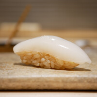 鮨德 - ◇スミイカ
                    口に心地よくフィットする一体感、そのままシャリが解け空気感に纏わせた酸味がネタを後押し。 サクサクしっとり噛み進めるほどに、身の美味しさを浮き上がらせるようにグッと旨さが引き立つ！