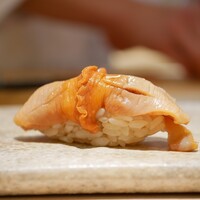 鮨德 - ◇赤貝（荒浜）
                    口に接した瞬間に伝わるミネラル感。ザクザクとした小気味良さは瑞々しくシャリを染めて、グッと引き立つ綺麗の香り！ 紐を忍ばせることで香りはより豊かに、本場の赤貝の美味しさを彩ります。